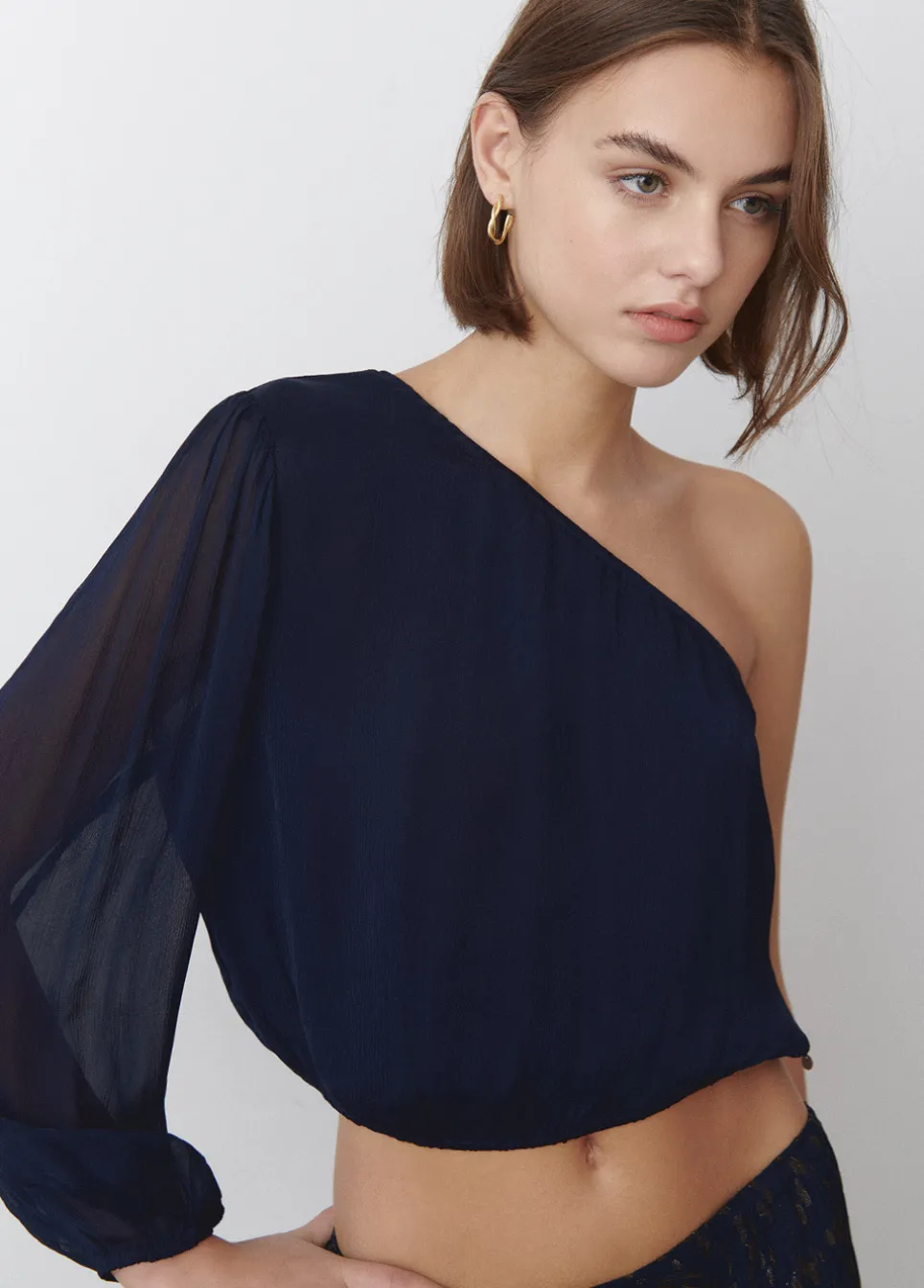 Blusa Assimetrica Colar Choker